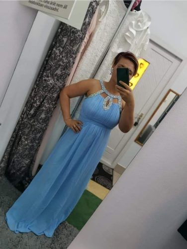 Kövekkel díszített ruha 